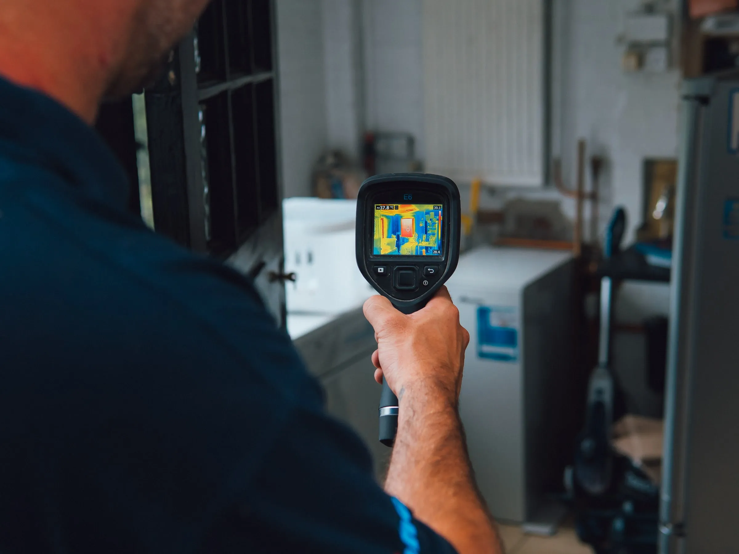 Over-the-shoulder view of a thermal camera displaying an interior temperature pattern